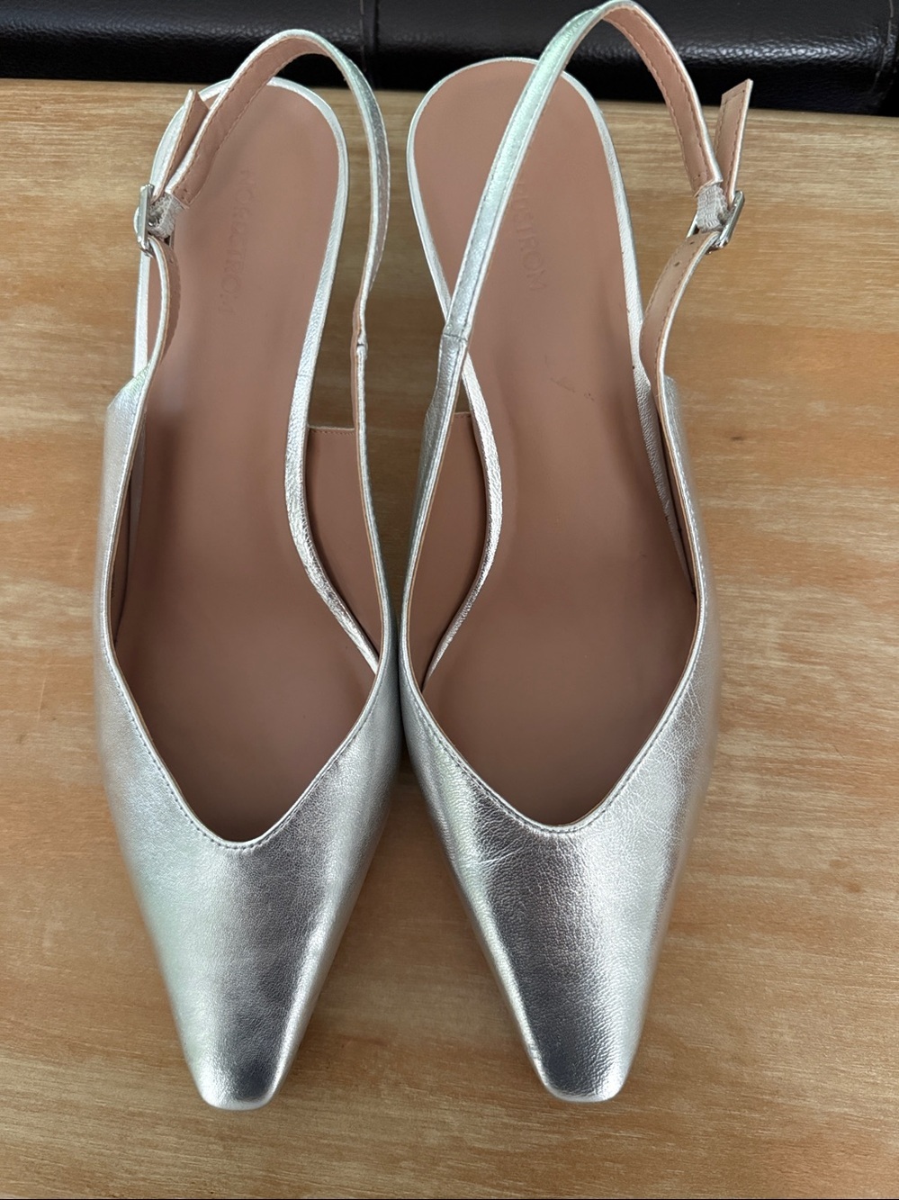 Nordstrom
ORLEANS
SLINGBACK
PUMP
8.5
Silver Special Occasion - Picture 2 of 8